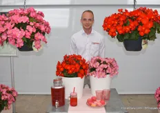 Geert Peters met de nieuwe Begonia variëteit van Beekenkamp Pants en tevens de winnaar van de Fleuro Select Award 2020, de Begonia MacaRouge en de MacaRose. De plant houdt van een zonnetje en is geschikt voor een 17 cm pot of groter.